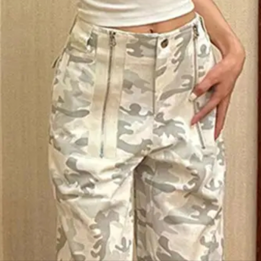 NWT Camo Cargo Pants in Cream